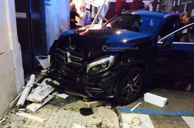 Perde il controllo del suv e si schianta contro un bar, due feriti - Corriere Salentino