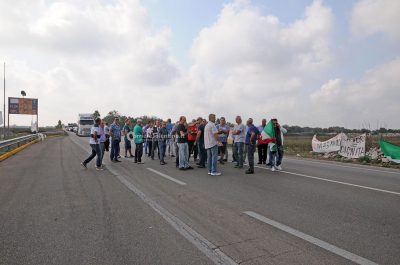 Continua il sit-in di protesta dei lavoratori del gruppo Palumbo sulla Maglie-Leuca - Corriere Salentino