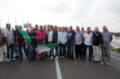 Continua il sit-in di protesta dei lavoratori del gruppo Palumbo sulla Maglie-Leuca - Corriere Salentino