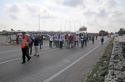 Continua il sit-in di protesta dei lavoratori del gruppo Palumbo sulla Maglie-Leuca - Corriere Salentino