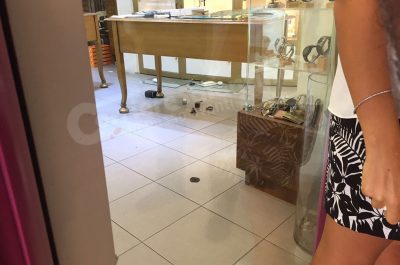 Terrore al "Centrum", in due assaltano gioielleria: bandito spara tre colpi per fuggire sui tetti. Presi - Corriere Salentino