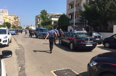 Terrore al "Centrum", in due assaltano gioielleria: bandito spara tre colpi per fuggire sui tetti. Presi - Corriere Salentino