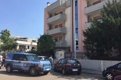 Terrore al "Centrum", in due assaltano gioielleria: bandito spara tre colpi per fuggire sui tetti. Presi - Corriere Salentino