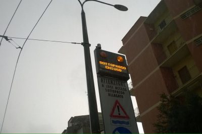 Lecce in tilt a causa della pioggia, allagamenti ovunque e un albero si abbatte su due auto - Corriere Salentino