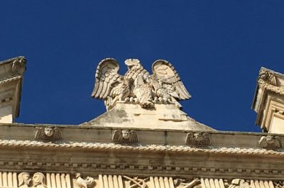 Torna al suo posto la testa del Pellicano sulla facciata della Chiesa del Gesù - Corriere Salentino
