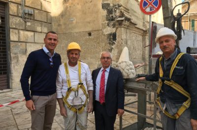 Torna al suo posto la testa del Pellicano sulla facciata della Chiesa del Gesù - Corriere Salentino