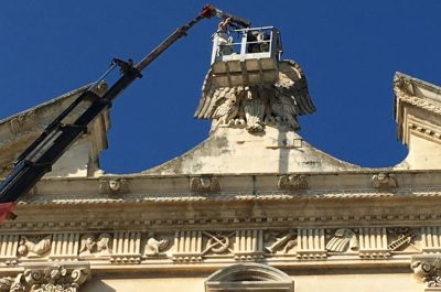 Torna al suo posto la testa del Pellicano sulla facciata della Chiesa del Gesù - Corriere Salentino