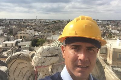 Torna al suo posto la testa del Pellicano sulla facciata della Chiesa del Gesù - Corriere Salentino