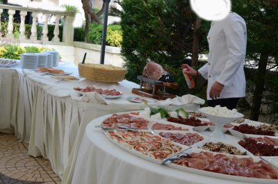 Insetticida per scacciare gli insetti dal buffet di un ristorante salentino, la denuncia dello "Sportello dei Diritti" - Corriere Salentino