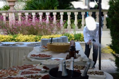 Insetticida per scacciare gli insetti dal buffet di un ristorante salentino, la denuncia dello "Sportello dei Diritti" - Corriere Salentino