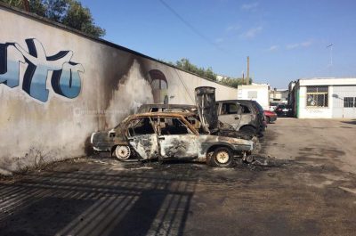 Fiamme nella concessionaria dismessa: distrutte tre auto - Corriere Salentino