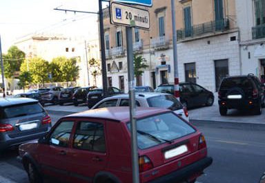 Auto lasciata da giorni sulla zona a disco orario colleziona multe, D'Agata: "Ansia da prestazione della Municipale" - Corriere Salentino