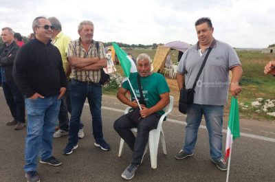 Bloccati i lavori per la 275. Monta la rabbia degli operai che scendono in strada - Corriere Salentino