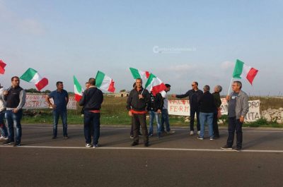 Bloccati i lavori per la 275. Monta la rabbia degli operai che scendono in strada - Corriere Salentino