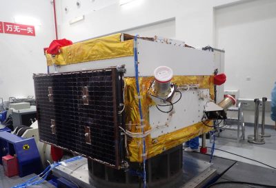 Il satellite DAMPE dopo l’assemblaggio finale presso il centro di test spaziali a Shanghai