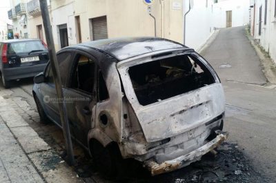 Incendio doloso nella notte, distrutta l’auto di un fabbro - Corriere Salentino