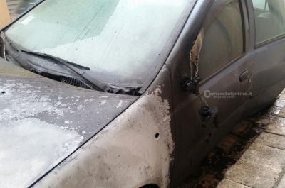 Incendio doloso nella notte, distrutta l’auto di un fabbro - Corriere Salentino