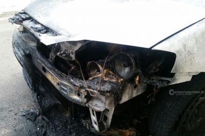 Incendio doloso nella notte, distrutta l’auto di un fabbro - Corriere Salentino