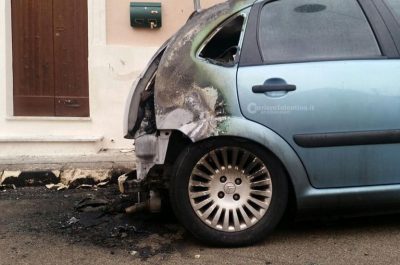 Incendio doloso nella notte, distrutta l’auto di un fabbro - Corriere Salentino