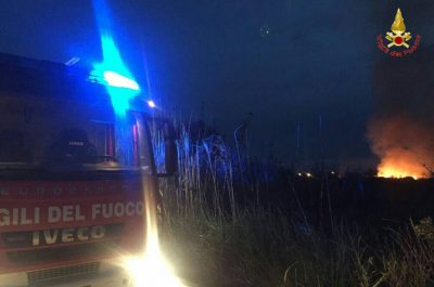 A fuoco quindici ettari a Punta Prosciutto, in fumo macchia mediterranea e canneti - Corriere Salentino