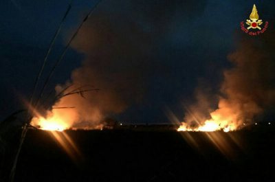 A fuoco quindici ettari a Punta Prosciutto, in fumo macchia mediterranea e canneti - Corriere Salentino