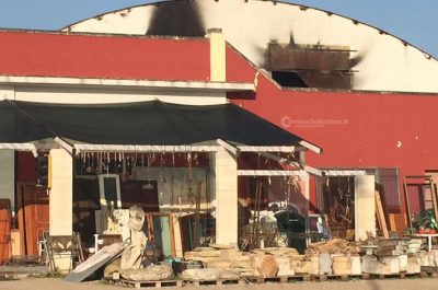 Incendio distrugge "Mercatino dell'usato" di Surano, danni ingenti: si indaga sulle cause - Corriere Salentino