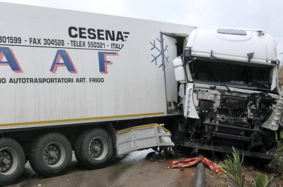 Asfalto viscido, camion si ribalta all'uscita di Lecce: 34enne in ospedale - Corriere Salentino