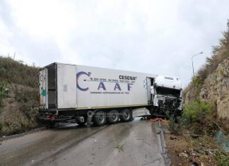 Asfalto viscido, camion si ribalta all’uscita di Lecce: 34enne in ospedale
