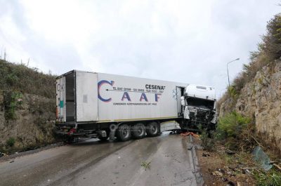 Asfalto viscido, camion si ribalta all'uscita di Lecce: 34enne in ospedale - Corriere Salentino