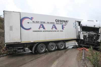 Asfalto viscido, camion si ribalta all'uscita di Lecce: 34enne in ospedale - Corriere Salentino
