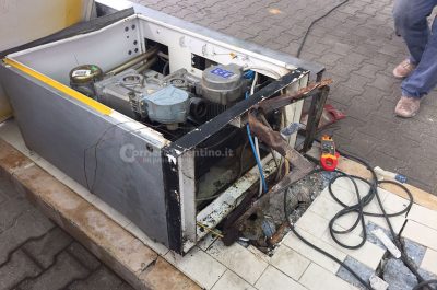 Colpo notturno nell'area di servizio, banda di ladri sradica il self service ma il colpo sfuma - Corriere Salentino