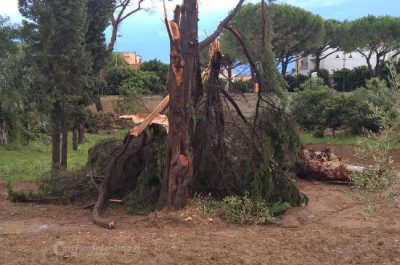 Tromba d'aria, crolla il controsoffitto al Fazzi. Danni e disagi in tutta la provincia - Corriere Salentino