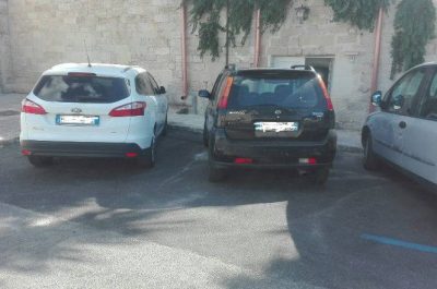 Niente strisce blu sulla via, ma l'ausiliario multa lo stesso le autovetture senza ticket - Corriere Salentino