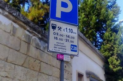 Niente strisce blu sulla via, ma l'ausiliario multa lo stesso le autovetture senza ticket - Corriere Salentino