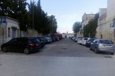 Niente strisce blu sulla via, ma l'ausiliario multa lo stesso le autovetture senza ticket - Corriere Salentino