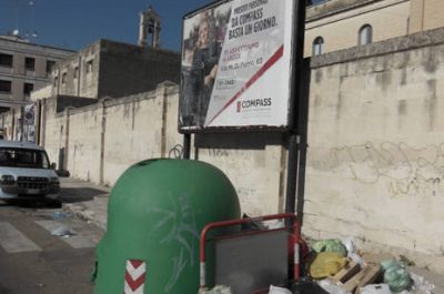 Lecce: ancora una montagna di rifiuti abbandonati vicino ai cassonetti, scatta la protesta - Corriere Salentino