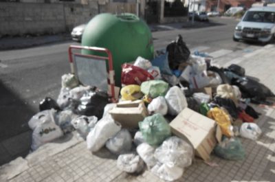 Lecce: ancora una montagna di rifiuti abbandonati vicino ai cassonetti, scatta la protesta - Corriere Salentino