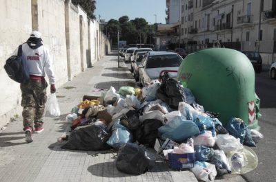 Lecce: ancora una montagna di rifiuti abbandonati vicino ai cassonetti, scatta la protesta - Corriere Salentino