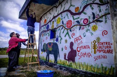 Carpignano: i ragazzi del progetto “Samia” decorano con un murales il muro di cinta del campo sportivo - Corriere Salentino