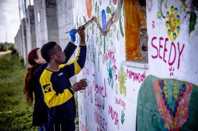 Carpignano: i ragazzi del progetto “Samia” decorano con un murales il muro di cinta del campo sportivo - Corriere Salentino