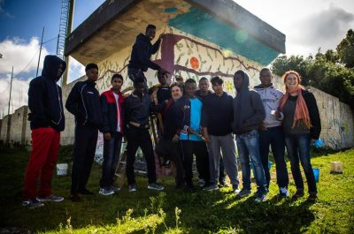 Carpignano: i ragazzi del progetto “Samia” decorano con un murales il muro di cinta del campo sportivo - Corriere Salentino