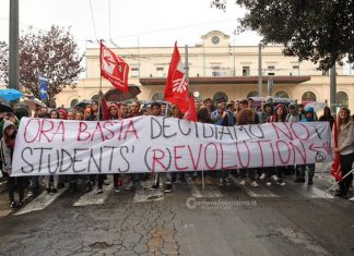 Lecce: 1000 studenti in piazza contro la riforma costituzionale
