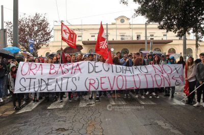 Lecce: 1000 studenti in piazza contro la riforma costituzionale - Corriere Salentino