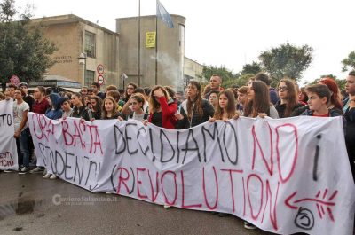 Lecce: 1000 studenti in piazza contro la riforma costituzionale - Corriere Salentino