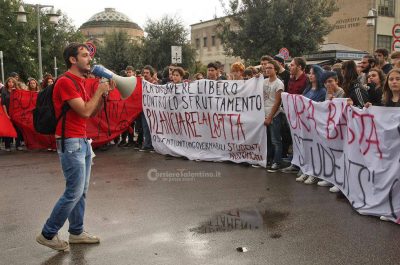 Lecce: 1000 studenti in piazza contro la riforma costituzionale - Corriere Salentino