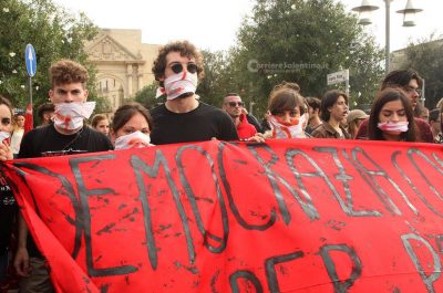 Lecce: 1000 studenti in piazza contro la riforma costituzionale - Corriere Salentino