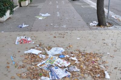 Sui marciapiedi tra cartacce, buste di plastica e foglie secche: la denuncia dello "Sportello dei Diritti" - Corriere Salentino