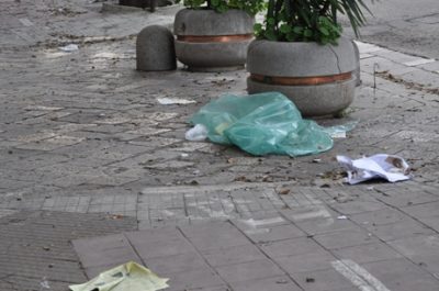 Sui marciapiedi tra cartacce, buste di plastica e foglie secche: la denuncia dello "Sportello dei Diritti" - Corriere Salentino