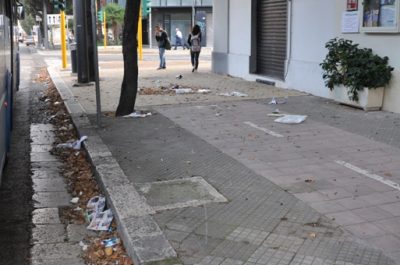 Sui marciapiedi tra cartacce, buste di plastica e foglie secche: la denuncia dello "Sportello dei Diritti" - Corriere Salentino