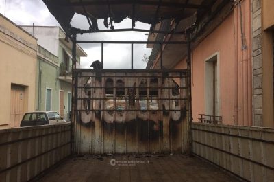 Notte di fuoco a Campi Salentina: incendio distrugge furgone - Corriere Salentino